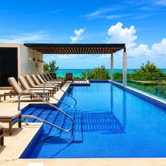 2 Bdr Best location 38 street steps to the beach