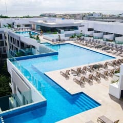 Great Location, amazing rooftop with ocean view