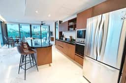 Luxury 2bd, Steps from the Ocean, Premier Location - Image 4