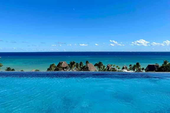 Luxury 2bd, Steps from the Ocean, Premier Location - Image 1