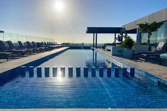 Modern 1BR • Pool + Rooftop • Prime location - Imagen 1