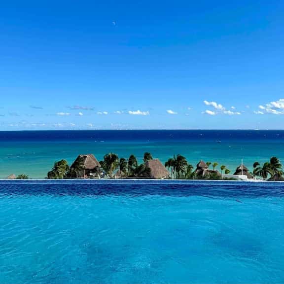 Luxury 2bd, Steps from the Ocean, Premier Location - Image 1
