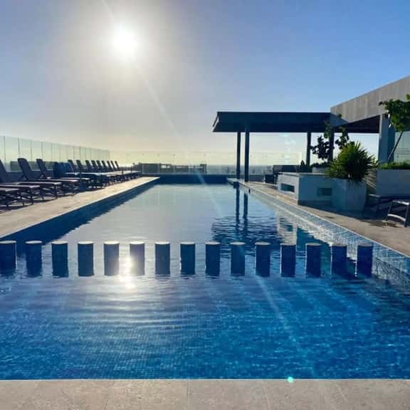 Modern 1BR • Pool + Rooftop • Prime location - Imagen 1