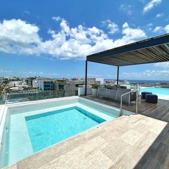 Modern Studio Rooftop Pool Walk to 5th Ave & Beach - Image 1