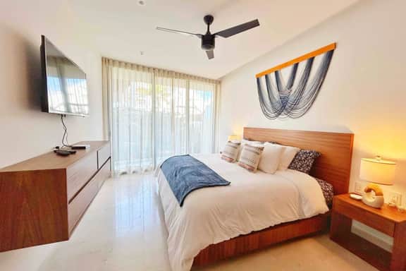 Luxury 2bd, Steps from the Ocean, Premier Location - Image 5