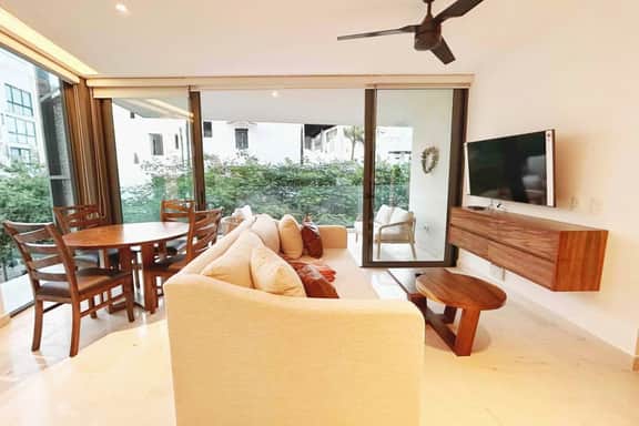 Luxury 2bd, Steps from the Ocean, Premier Location - Image 3