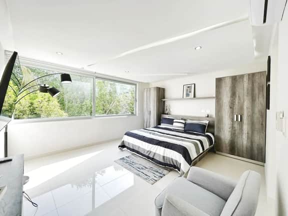 Spacious 1BD steps from 5th avenue and the beach - Image 2