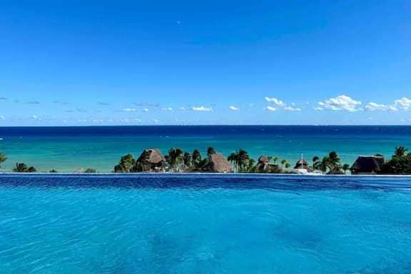 Luxury 2bd, Steps from the Ocean, Premier Location - Image 1