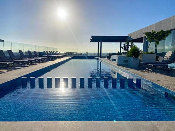 Modern 1BR • Pool + Rooftop • Prime location - Imagen 1